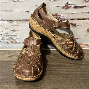 Propet Jenna closed toe sandal.